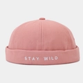Gorro docker rosa para hombre con bordado blanco Stay Wild en el borde doblado de lona - STAY-Rosa Palo