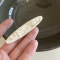 Elegante fermaglio per capelli in acetato marmorizzato con incisione Creation France - Fermagli per capelli a becco d'anatra / Marmo Crema Ovale