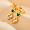 Dettaglio orecchini a cuore dorati con ciondoli in cristallo verde e rosa su seta - Verde Rosa (Colore Oro)