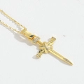 Detail van gouden zwaard en slang hanger ketting met glinsterende zirkoonstenen - Goud Witte Zirkoon Kruis