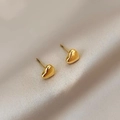 Polierte 18K Gold Herz-Ohrstecker aus Titanstahl auf champagnerfarbenem Seidenhintergrund - Gold