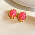 Boucles d'oreilles dorées vintage avec résine magenta sur plateau en céramique beige - Or-Rose
