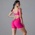 Détail du body de yoga rose vif avec effet froncé aux fesses et dos largement ouvert - Fruit du Dragon