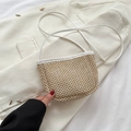 Schicke beige Web-Beuteltasche mit weißem Kunstlederbesatz und schmalem Schulterriemen - Weiß