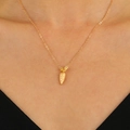 Exquisite goldene Karotten-Halskette mit funkelnden Kristallen an einer feinen Kette - Karotte KC Gold + Mattgold
