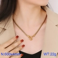 Collana a serpente dorata in acciaio inossidabile con chiusura a cuore indossata da modella - Catena a Serpente Dorata Chiusura a Cuore(KN234623-Z)