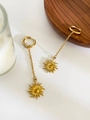 Dettaglio di orecchini pendenti a sole placcati oro 18 carati con lunghe catenine d'oro - Orecchini d'Oro