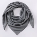 Élégant foulard carré gris léger en coton et lin présenté sur fond blanc neutre - Gris