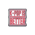 Rosa K-POP IS BETTER Emaille-Anstecknadel mit weißem Hintergrund und schwarzem Metallrahmen - K-POP Ist Besser