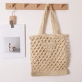 Bolso de hombro de paja beige tejido a mano con patrón calado para vacaciones en la playa - Todo Triángulo / Beige