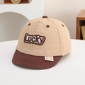 Dettaglio del ricamo Lucky e della visiera morbida sul cappellino bicolore per bambini - 50cm (1-3 anni) / Khaki (Tesa Caffè)