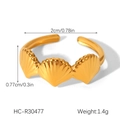 Dettaglio anello a conchiglia dorato con tre motivi smerlati e design aperto regolabile - Stile Tripla Conchiglia (HC-R30477)