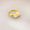 Bague vintage dorée ajustable avec une perle baroque de culture unique sertie à griffes - Taille Ouverte Réglable / Bague en Perles Artificielles