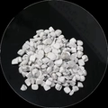 Cristaux blancs irréguliers avec textures grises pour purification et décoration - Howlite / 5-7mm 100g