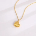 Collar con colgante de corazón de panal dorado y grabado Forever en acero pulido - Dorado