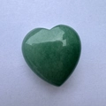 Pietra a cuore in avventurina verde naturale lucida da 3 cm su carta bianca minimalista - 3cm / Avventurina Verde