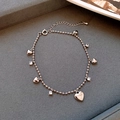 Pulsera de cuentas plateada con colgantes de corazón y circonitas blancas brillantes - Plateado