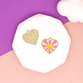 Dettaglio di ciondoli a cuore in smalto rosa e giallo con retro dorato testurizzato - Stile 3 Cuore splendente raggio di sole