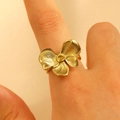 Bague ouverte nœud papillon doré avec une texture métallique brossée radiale détaillée - Noeud Brossé Motif Radial (4219) / Or 18k