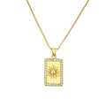 Nahaufnahme einer goldenen Sonnen-Quadrat-Anhänger-Halskette mit Zirkonia-Steinen - Quadratische Sonne - Gold