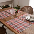 Sets de table à carreaux classiques sur table en bois avec décorations de Noël - 32*45 Double Couche / Rouge Café de Noël à Carreaux
