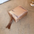 Dettaglio di una scatola per gioielli in tessuto rettangolare con nappa marrone - Piuma d'Oro - Scatola per Collana con Ciondolo