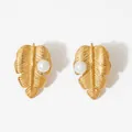 Orecchini a perno a foglia dorata con perle bianche e venature in stile retrò - Oro (KD3333)
