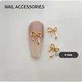 Lazo dorado de aleación para uñas 6x9mm sobre manicura rosa degradada chic - Dorado Pequeño