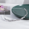 Diadema nupcial plateada con flores elegantes y pedrería brillante para bodas - Strass Plateado (C9226)