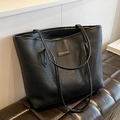 Große schwarze Tote Bag in Weboptik mit Metall-Logo und zwei schmalen Schultergurten - Schwarz