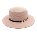 Détail du chapeau de paille rose avec ruban en cuir noir et boucle dorée pour l'été - Rose Clair