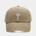 Dettaglio del ricamo croce e JESUS su cappello da baseball in cotone lavato kaki - Regolabile / Cachi