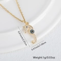 Vue macro détaillée du pendentif hippocampe plaqué or avec des zircons blancs brillants - Style D - Hippocampe