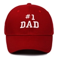 Detailaufnahme der #1 DAD Weißstickerei auf einer dunkelroten Baumwoll-Basecap - Burgunderrot