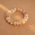 Pulsera de cuentas de ojo de tigre con amuleto dorado y gema bajo una cálida luz natural - Estilo de Cilindro de Circón (Con Caja de Regalo)