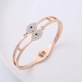 Dettaglio del bracciale occhio portafortuna in oro rosa con pavé di cristalli e cerniera - Oro rosa