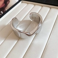 Vista dettagliata di un bracciale rigido ondulato in argento lucido su vassoio bianco - Stile a Onda Irregolare / 2# Bracciale-Argento