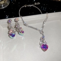 Detalle de un conjunto de joyas con cristal en forma de corazón, pendientes y collar - Conjunto - Plata - Color AB