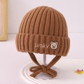 Détail du tricot du bonnet d'hiver marron pour bébé avec broderie Lucky et liens à nouer - 2-5 Ans / café