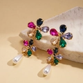 Dettaglio degli orecchini a fiore placcati oro 18k con cristalli e pendenti di perle - Colorato (Placcato Oro 18K Perno Argento S925)