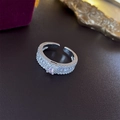 Zilveren open ring met een sprankelend roze zirkoon hart en witte zijsteentjes - 44# Ring-Roze-Cirkel