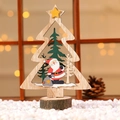 Dettaglio di un albero di Natale in legno con Babbo Natale su una base di legno - Albero con Stella Gialla