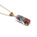Collana a catena dorata con pendente rettangolare in resina trasparente e pietre variopinte - Pendaglio Orgonico Rettangolare - Catena in Rame
