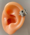 Minimalistische silberne Ohrmanschette mit Kristallen am Silikon-Ohrmodell - Silber