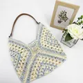 Borsa a spalla in maglia crema e azzurro con manici in pelle marrone fatta a mano - Azzurro