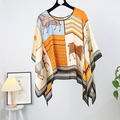 Detail eines Seidenschals mit Reitsport-Druck und geometrischem Muster in Vintage-Stil - Oberteile / 110X110CM / Pferd Erfolg Muster