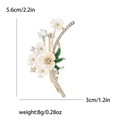 Eleganter Gold-Emaille-Pflaumenblüten-Brosche mit weißen Blumen und grünen Blättern auf Weiß - Weiß (MM-BR-4139)