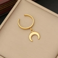 Nahaufnahme eines goldenen Mondsichel-Rings in einer beigefarbenen Schmuckschatulle - Ring