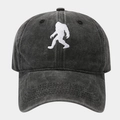 Dettaglio del ricamo Bigfoot su cappellino in cotone grigio lavato dallo stile vintage - Regolabile / Nero