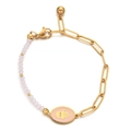 Detail des Hamsa-Hand-Anhängers an Goldclip- und rosa Perlen-Edelstahlarmband - Rosa